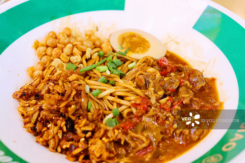 卤蛋鸡胗拌面条图片素材