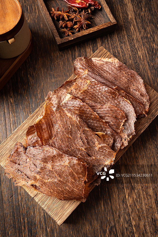 白底上的风干牛肉片图片素材