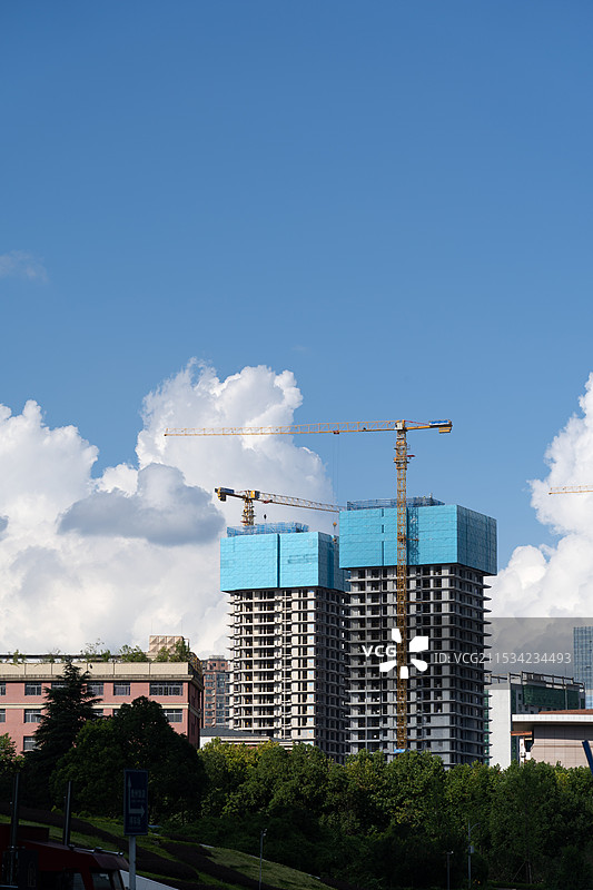 蓝天下建设中的摩天大楼图片素材