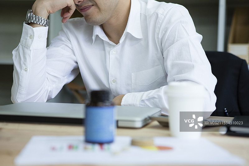 看起来不太舒服的商人图片素材