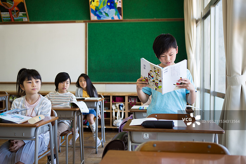 小学学生在教室里学习图片素材