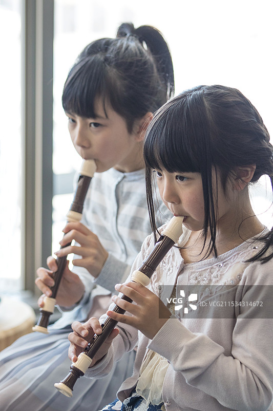 小学儿童正在上音乐课图片素材