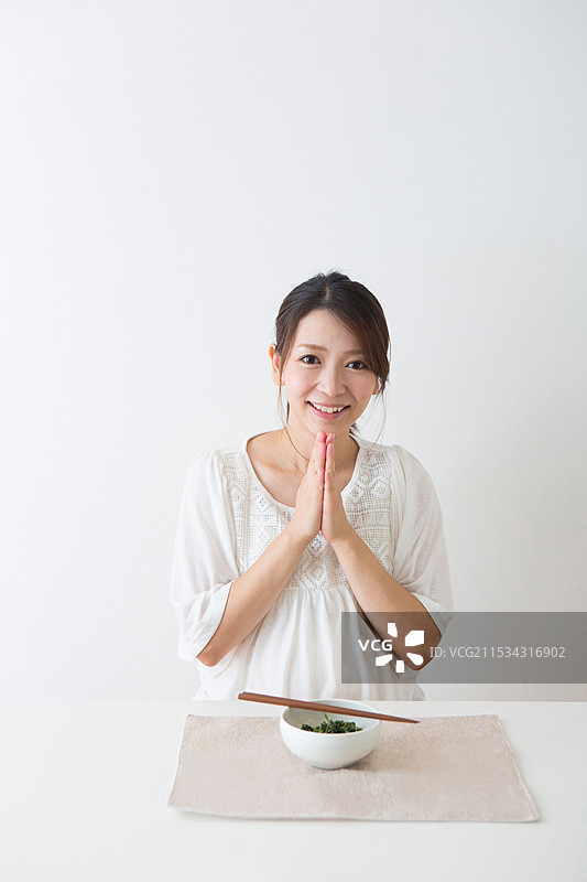 孕妇在吃菠菜图片素材