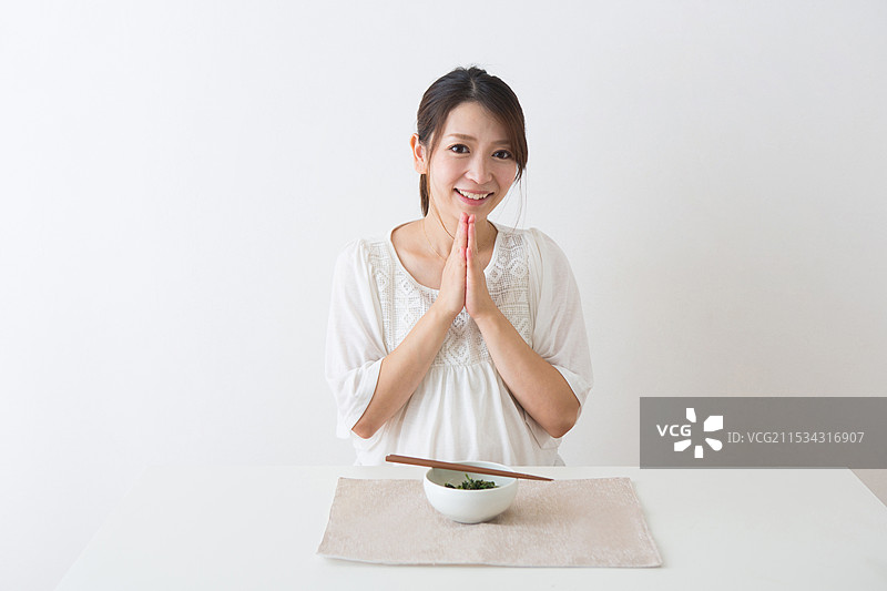 孕妇在吃菠菜图片素材