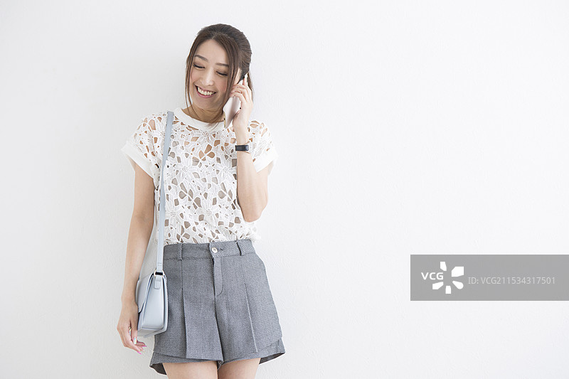 女性在使用智能手机通话图片素材