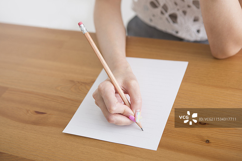 女性在做笔记图片素材