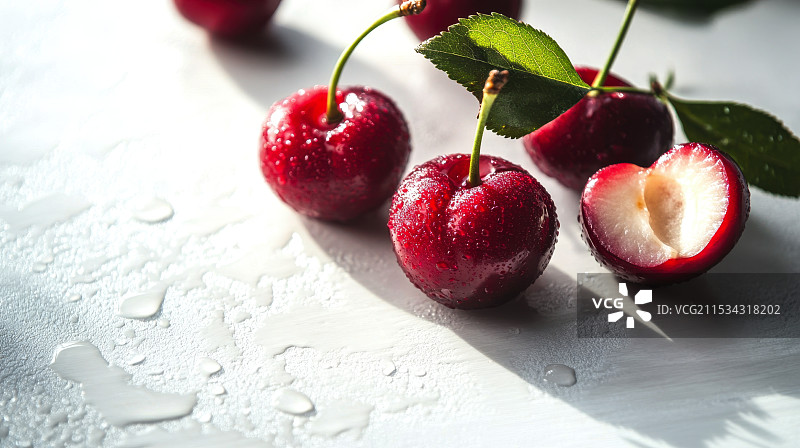 光照下的樱桃摆拍图片素材