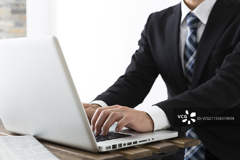 年轻商人在使用笔记本电脑图片素材