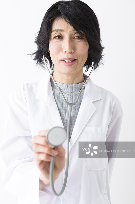 女医生使用听诊器图片素材