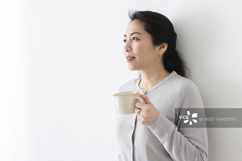 中年女性在喝咖啡图片素材