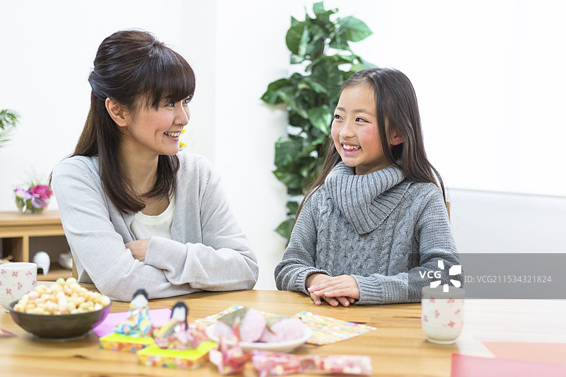 父母与孩子聊天图片素材