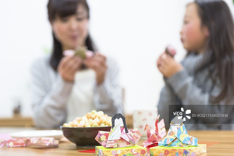 父母和孩子一起吃樱花饼图片素材
