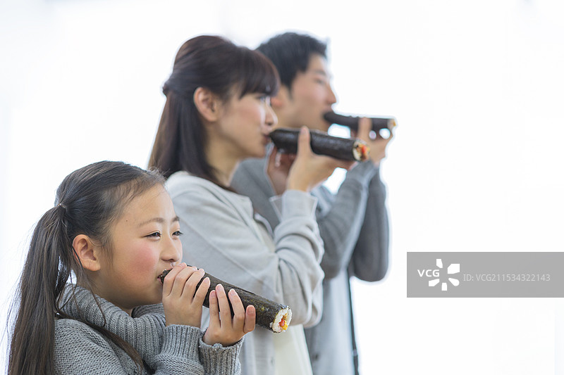 家庭正在享用惠比寿卷图片素材