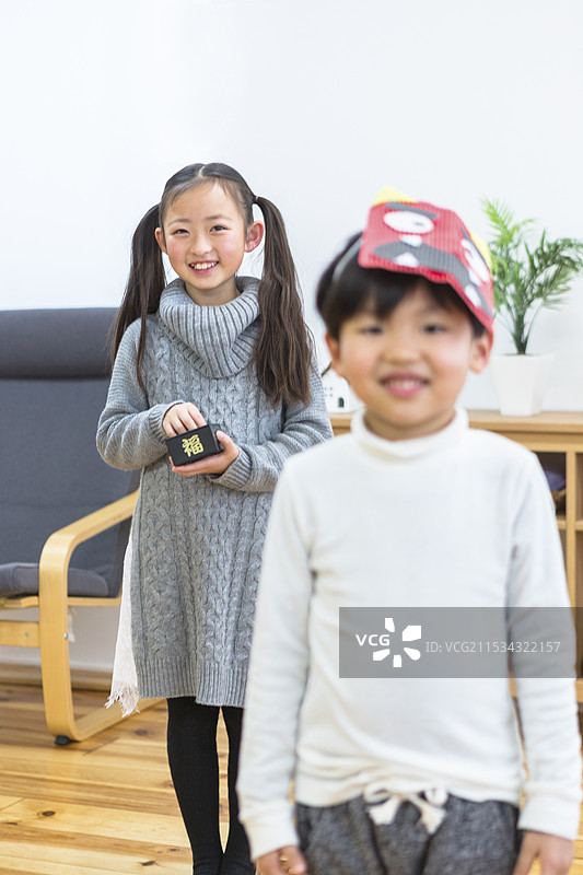 兄弟姐妹们在节分时扔豆子图片素材