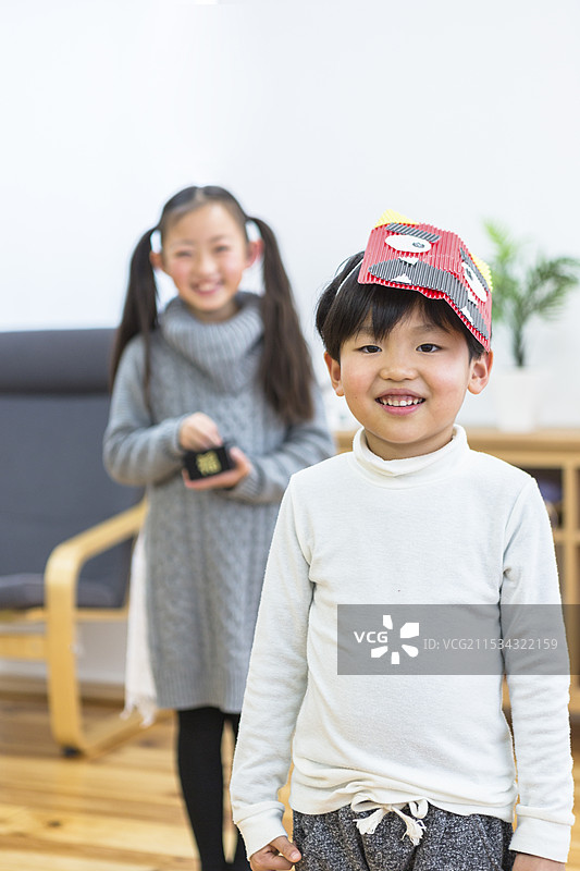 兄弟姐妹们在节分时扔豆子图片素材