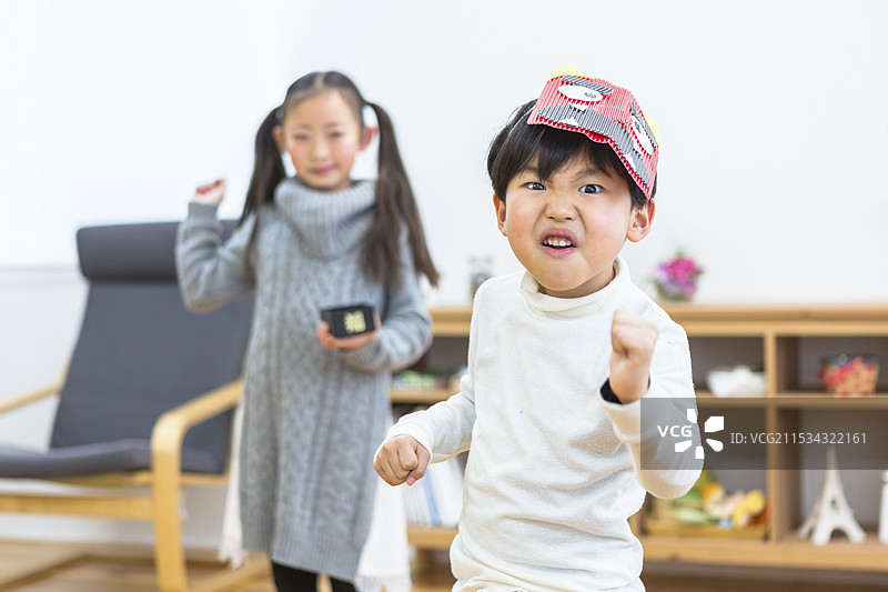 兄弟姐妹们在节分时扔豆子图片素材