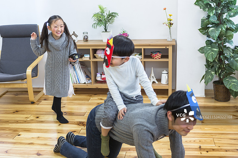 家人们在节分时扔豆子图片素材