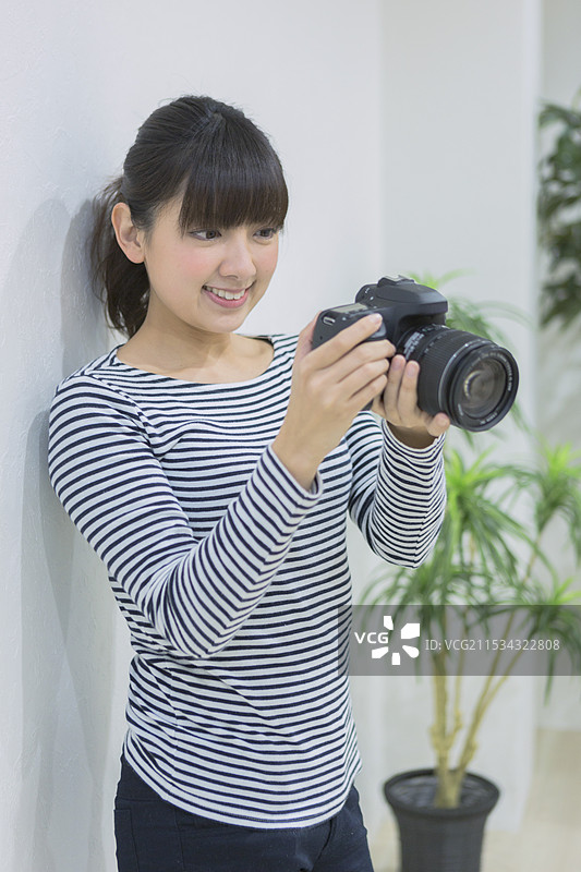 女人查看拍摄的照片图片素材