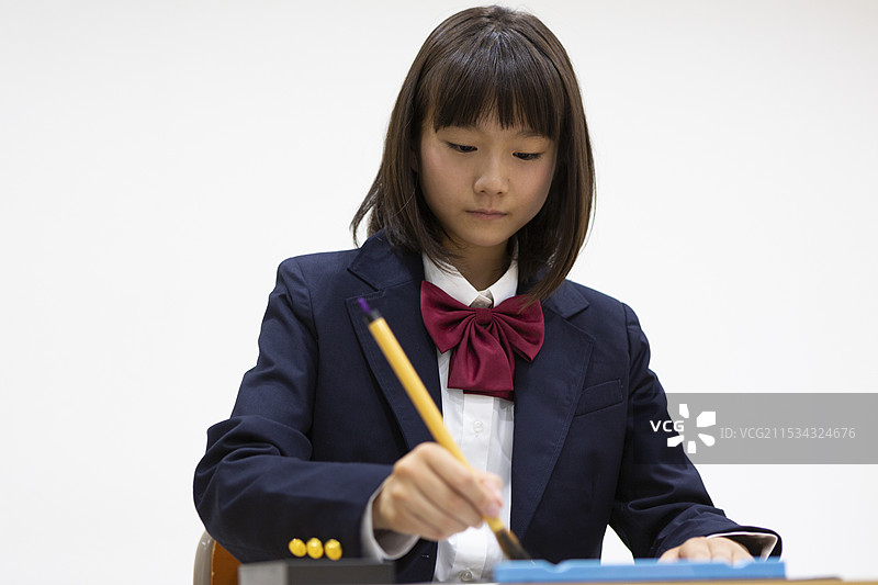 初中生在练习书法图片素材