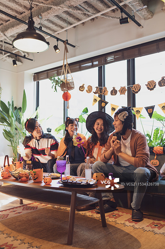一群年轻人在举行万圣节派对图片素材