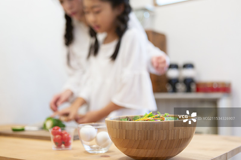 装有蔬菜的碗图片素材