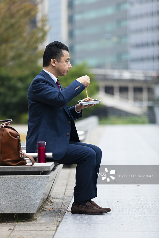 商人在便利店吃午餐图片素材