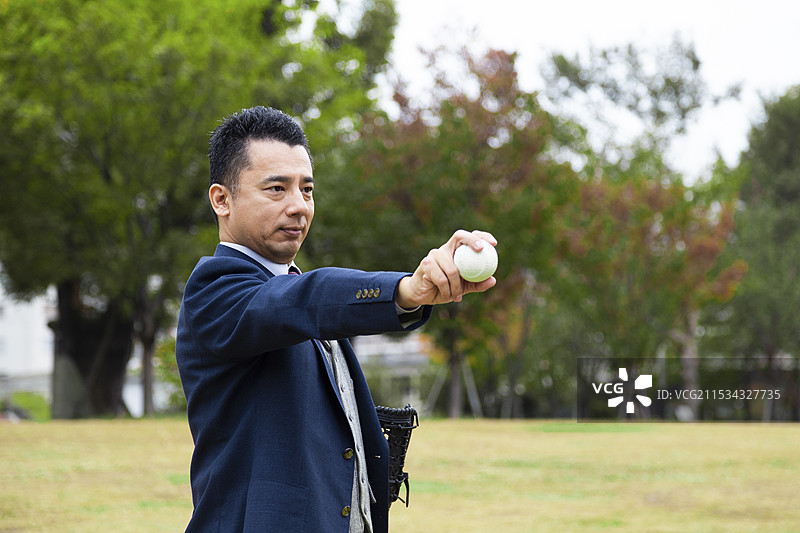 商人手持棒球图片素材