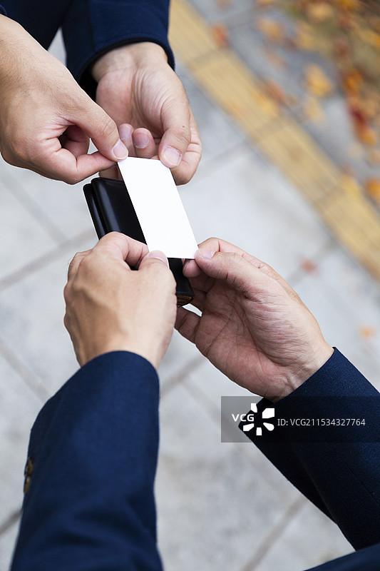 手握名片进行交换图片素材