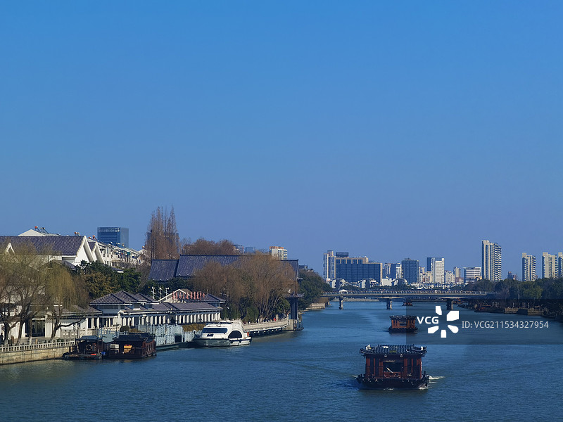 蓝天映衬下的古城河图片素材