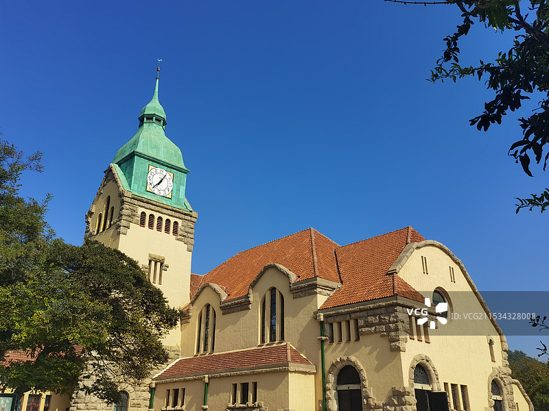 蓝天下教堂的俯视图图片素材