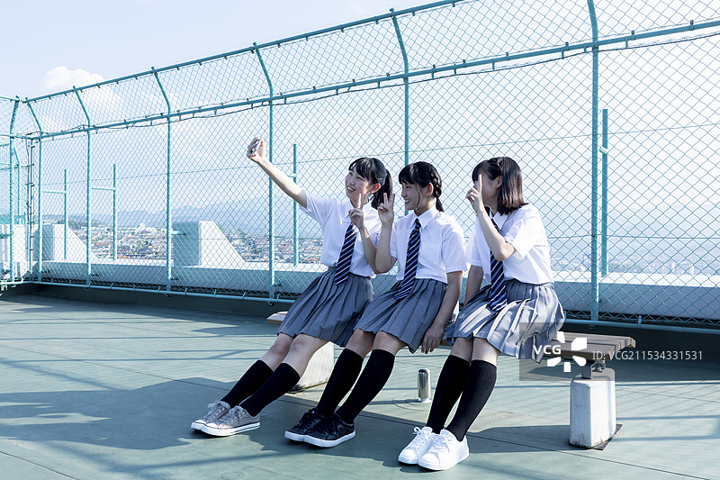 初中学生在屋顶上图片素材