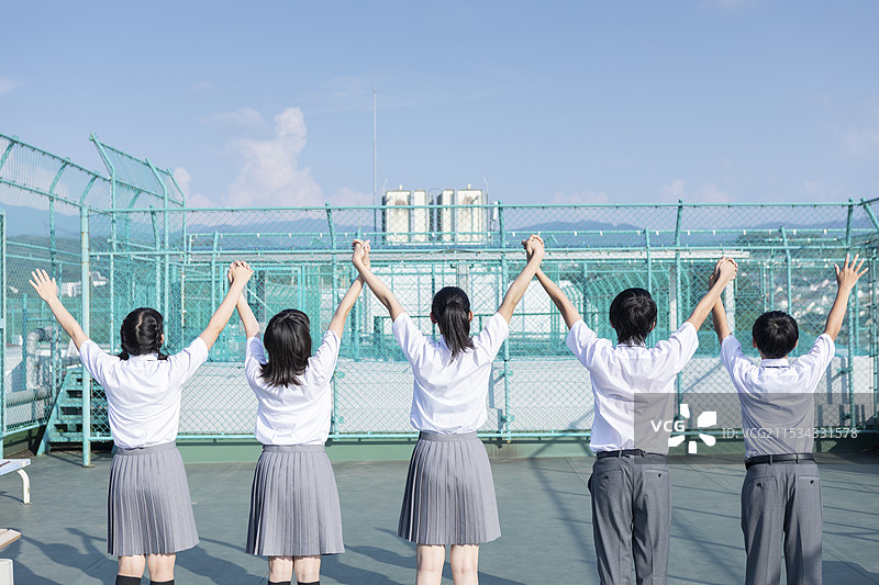 初中学生在屋顶上图片素材