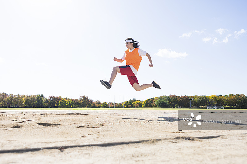 高中生在进行跳远比赛图片素材