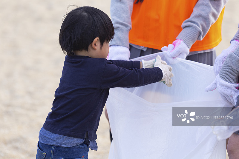 高中生和孩子们参与社区活动图片素材