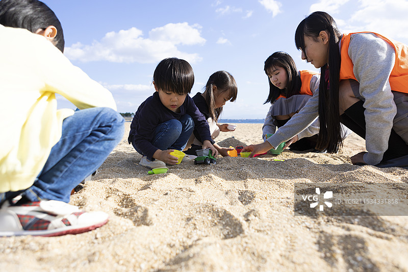 高中生与孩子们一起玩耍图片素材