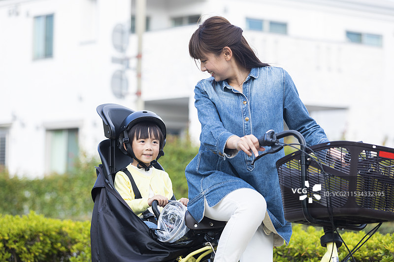 父母和孩子骑自行车图片素材