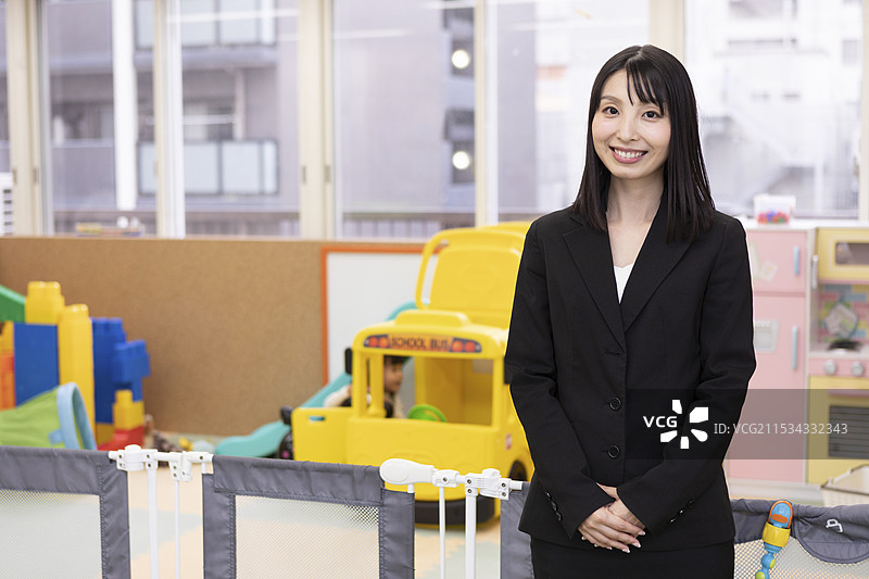 穿着西装的女性肖像图片素材