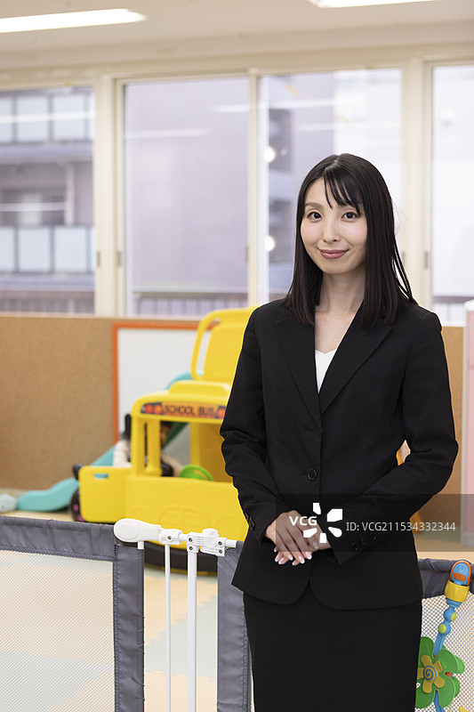 穿着西装的女性肖像图片素材