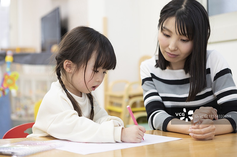 孩子在画画图片素材