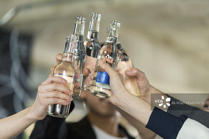一群男女举杯庆祝图片素材