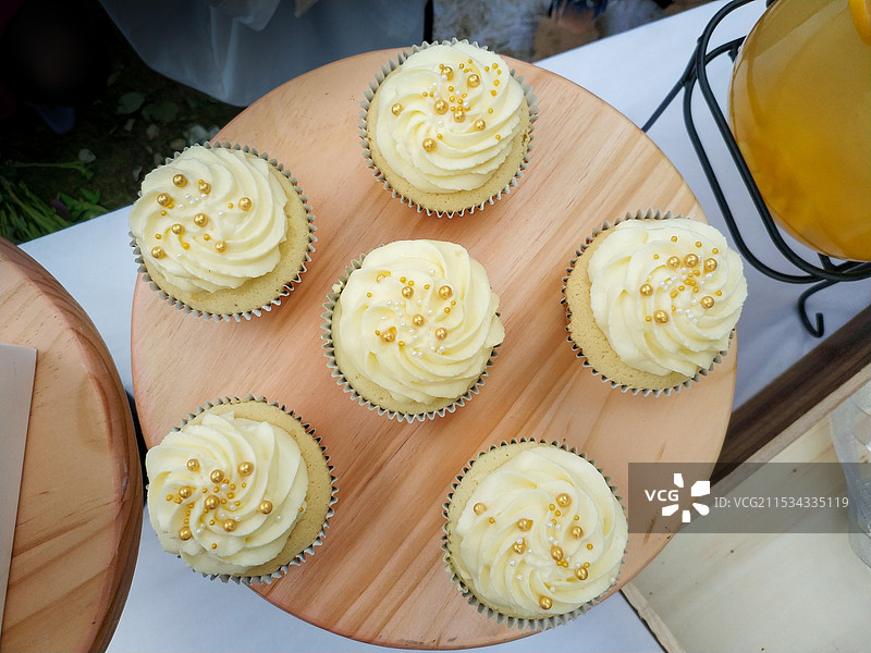 桌上纸杯蛋糕的高角度视图图片素材