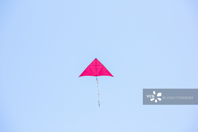 风筝在晴空中飞翔的低角度视图图片素材