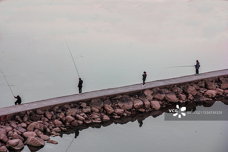 嘉陵江边垂钓人群图片素材
