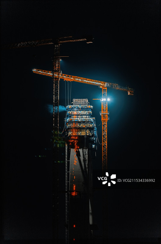 施工中的桥和焊接的火花图片素材