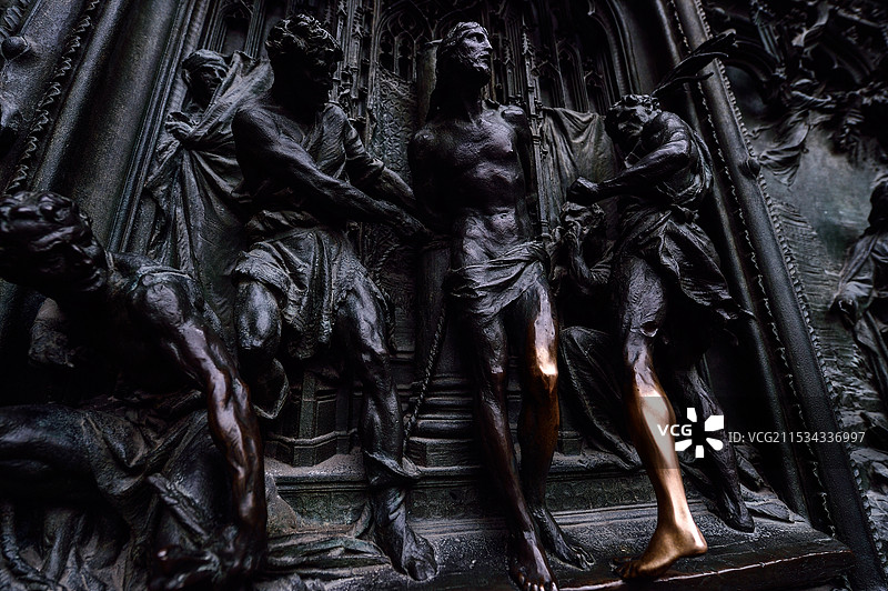 意大利米兰街头的教堂和浮雕加彩绘画图片素材