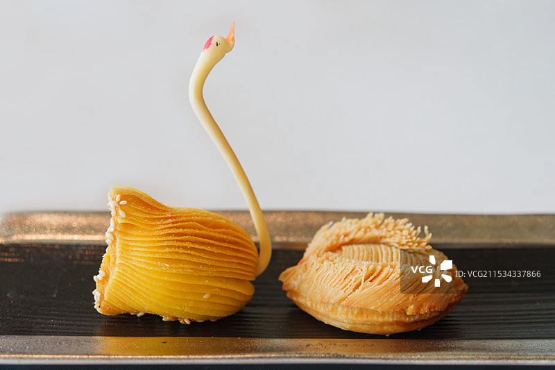 创意粤菜特写：天鹅造型的榴莲酥广式点心图片素材