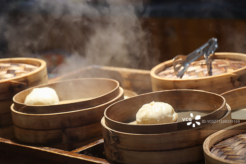 蒸笼里冒着热气的包子图片素材