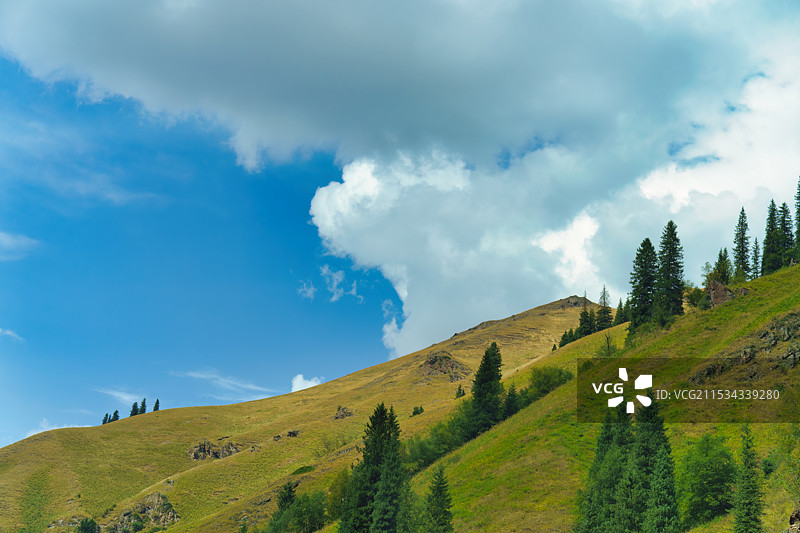 云雾下的独库公路图片素材