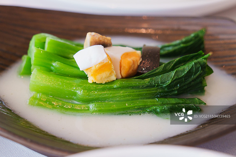 精致粤菜特写镜头：皮蛋鸡蛋上汤菜心图片素材