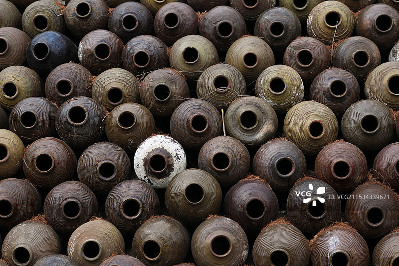 堆叠的陶罐图片素材